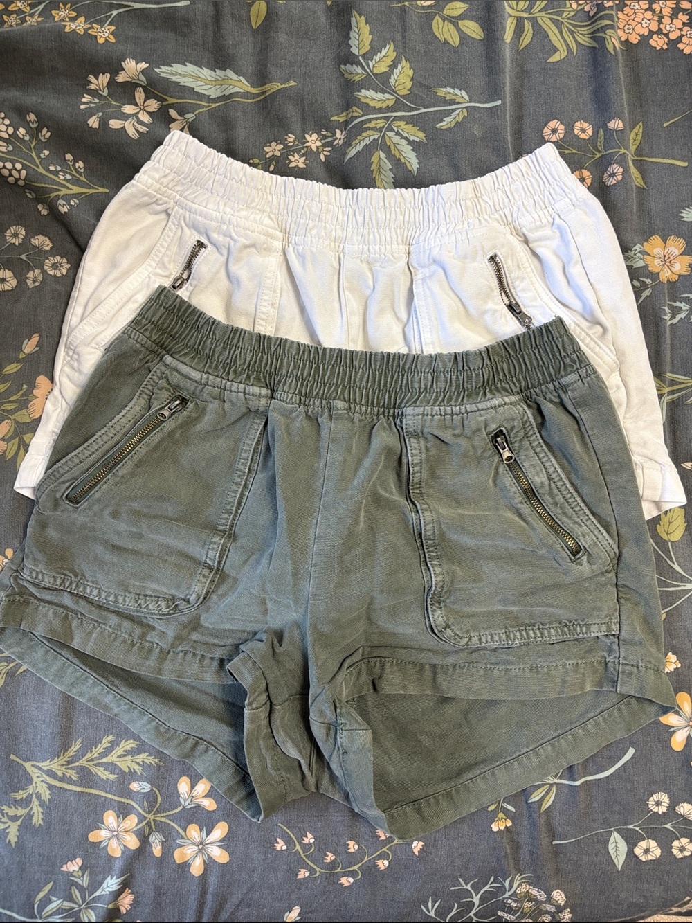 Aerie Boardwalk Elastic-Waist Casual Shorts in White & Olive Green Size Small